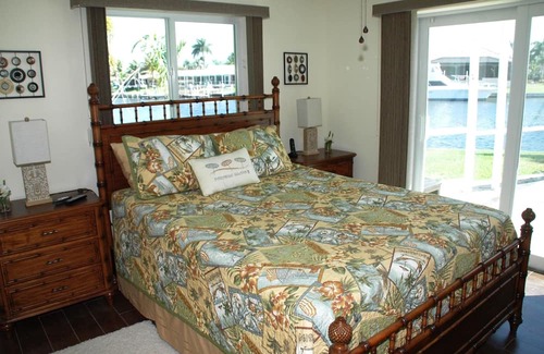 Yacht Club Villa | Waterfront Luxury Villa * South Facing * Pool * Jacuzzi * WiFi * Tiki Hut*