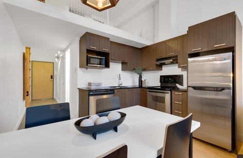 Quartier des Spectacles Wohnung | Liv MTL Main-306 Spacious 1BR + Mezz Suite No Fees