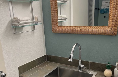 Princeville Eigentumswohnung | Princeville Delight! COLD A/C, Sleeps 4, Pool & Jacuzzi, Private Lanai & Space