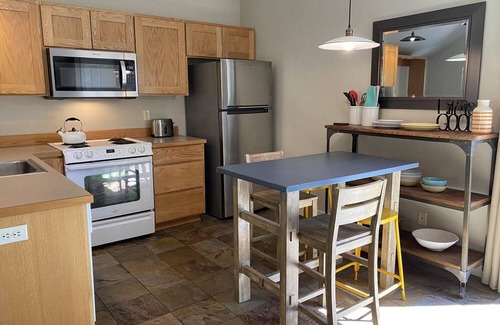 West Hills Wohnung | Hillside Loft- Spacious Studio, 100+mbps Wifi, Gas Fireplace, AC, Balcony