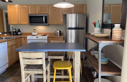 West Hills Wohnung | Hillside Loft- Spacious Studio, 100+mbps Wifi, Gas Fireplace, AC, Balcony