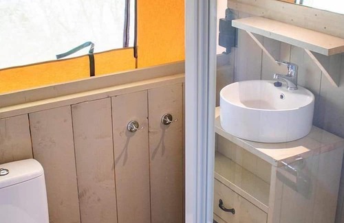 Saint-Laurent-du-Pape Skihütte | Luxe Sanitary XL 6 Pers. Villatent at child-friendly campsite in the Ardèche