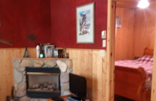 East Kootenay Kabine | Beautiful Cabin with private hot tub in quiet setting