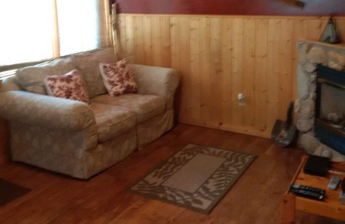 East Kootenay Kabine | Beautiful Cabin with private hot tub in quiet setting