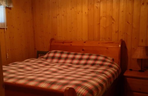 East Kootenay Kabine | Beautiful Cabin with private hot tub in quiet setting