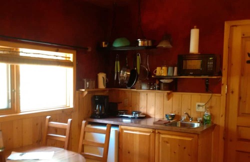 East Kootenay Kabine | Beautiful Cabin with private hot tub in quiet setting
