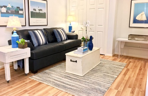 Fennville Haus | ALLEGAN ORCHARDS Weddings,Retreats,Events,Pool,HotTub,3 Acres,Fireplce,FirePit