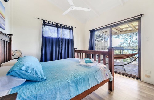 Brisbane Waterfront Haus | Pet and Family Friendly Peaceful Island W'front home, crabbing, kayaking, bikes