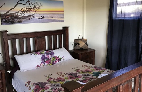 Brisbane Waterfront Haus | Pet and Family Friendly Peaceful Island W'front home, crabbing, kayaking, bikes