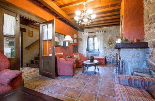O Pindo Hütte | Country house with terraces and sea views only 50 meters from the beach.