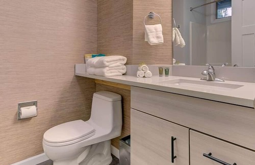 Acme Eigentumswohnung | ☀ Cozy Aviation ✈ Style Lake View Condo @ The Shores