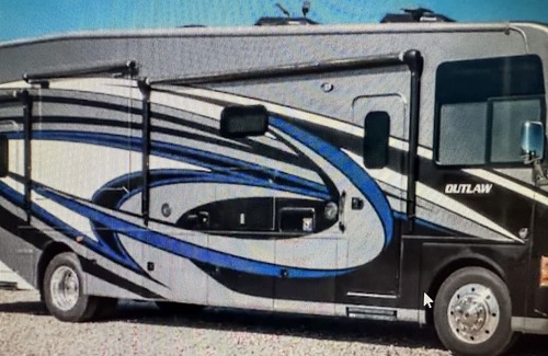 Xenia Haus | Luxury RV At The Farm