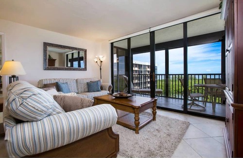 Vanderbilt Beach Eigentumswohnung | WATER, WATER, EVERYWHERE! Spectacular Views From Every Room, 10th Floor Condo!