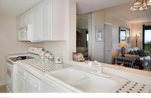 Vanderbilt Beach Eigentumswohnung | WATER, WATER, EVERYWHERE! Spectacular Views From Every Room, 10th Floor Condo!