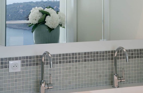 French Riviera Haus | Monaco Bay View villa with pool, sea views, secure parking for 3 cars, elevator.