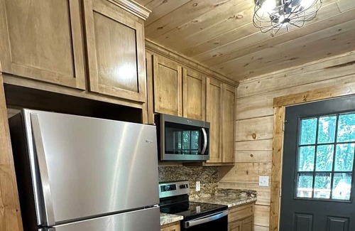 Boone Kabine | Renovated Blowing Rock Log Cabin near App SKi Mtn, ASU, & Tweetsie Railroad