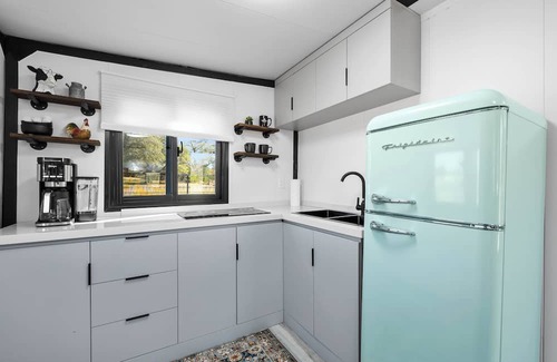 Williamson Haus | Zebra Ranch 2-br Tiny Home Mtn View Trails Brbq