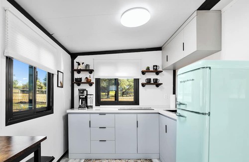 Williamson Haus | Zebra Ranch 2-br Tiny Home Mtn View Trails Brbq