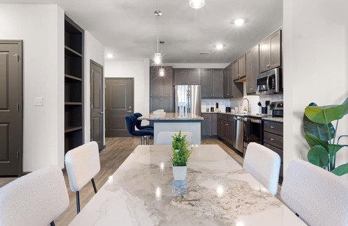 North Raleigh Wohnung | Luxe King 3BR Suite in North Raleigh