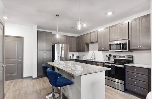 North Raleigh Wohnung | Luxe King 3BR Suite in North Raleigh