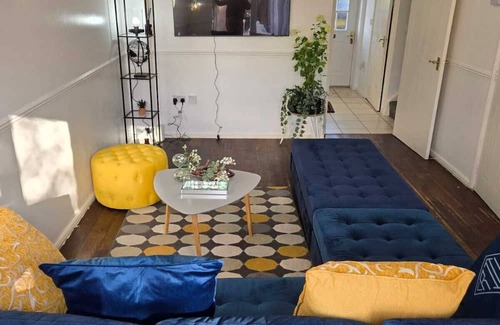 Featherstone Haus | Charming Wolverhampton Home With Private Entrance & Free Parking