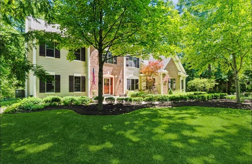 Russell Haus | Spacious 5-bedroom house with Chefs Kitchen and game room in Pleasant Prairie