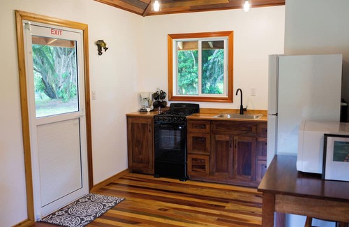Orange Walk District Kabine | A Cozy cabin along the Rio Bravo River—bird watcher’s paradise with WiFi and AC.