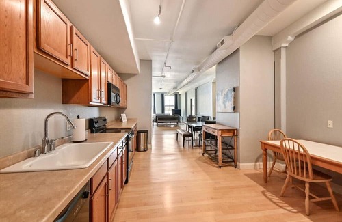 Westown Eigentumswohnung | Historic Luxury 3rd St Condo by Fiserv Forum