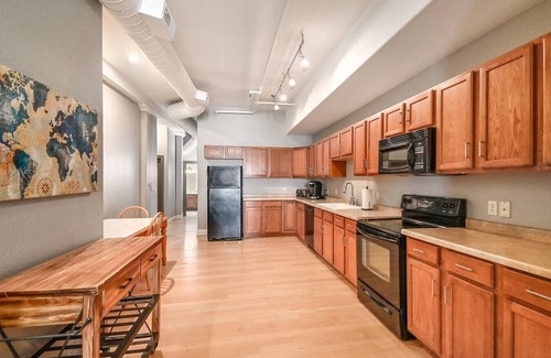 Westown Eigentumswohnung | Historic Luxury 3rd St Condo by Fiserv Forum