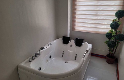 Lipa Haus | Serenity Home with Indoor Jacuzzi