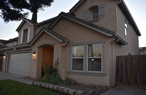 Peters Haus | Charming 3-bedroom 2.5bath house in Manteca with AC and WIFI with fiber optic .
