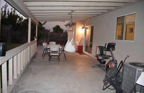 Peters Haus | Charming 3-bedroom 2.5bath house in Manteca with AC and WIFI with fiber optic .