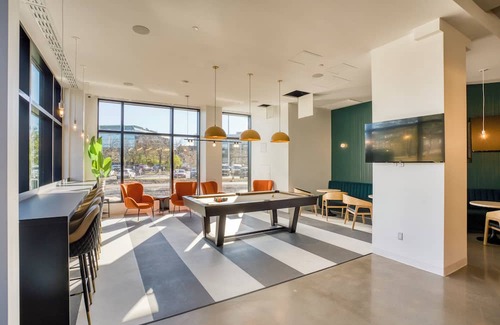 Cummings Eigentumswohnung | Fully-furnished 1BR unit near Cyrville LRT Train Station in Ottawa