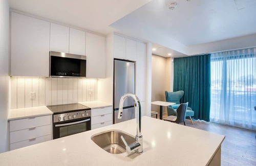 Cummings Eigentumswohnung | Fully-furnished 1BR unit near Cyrville LRT Train Station in Ottawa