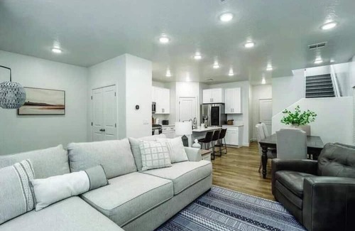 Ivins Haus | Poolside Paradise