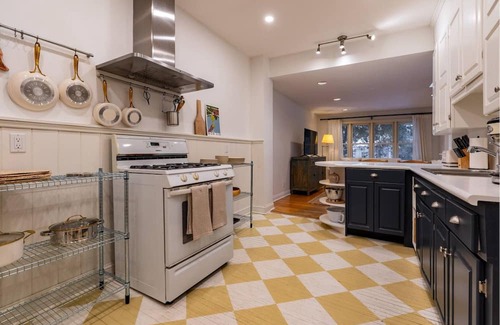 The Beaches Haus | Charming Detached 3-bedroom house with Private Backyard minutes from the beach