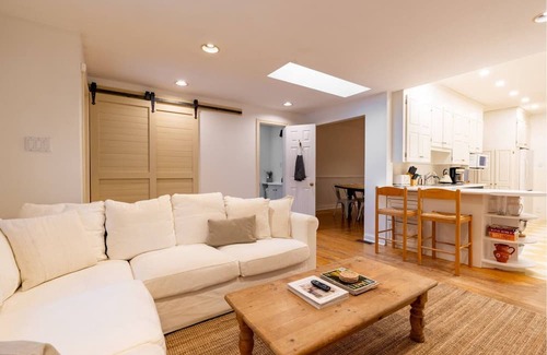 The Beaches Haus | Charming Detached 3-bedroom house with Private Backyard minutes from the beach