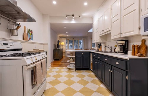 The Beaches Haus | Charming Detached 3-bedroom house with Private Backyard minutes from the beach