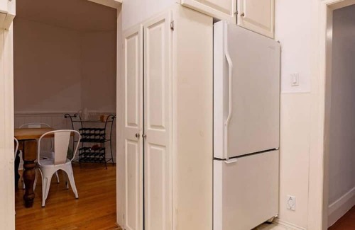 The Beaches Haus | Charming Detached 3-bedroom house with Private Backyard minutes from the beach