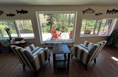 Union Kabine | Charming 2-bedroom cabin, AC, heater, wood stove, WIFI, hot tub, deck, river.