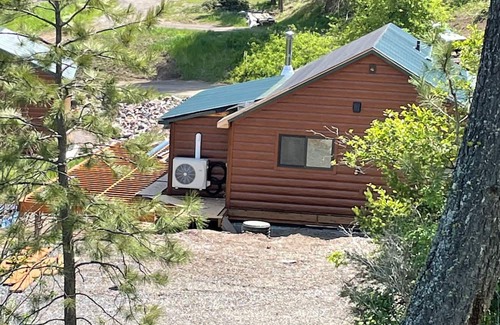 Union Kabine | Charming 2-bedroom cabin, AC, heater, wood stove, WIFI, hot tub, deck, river.