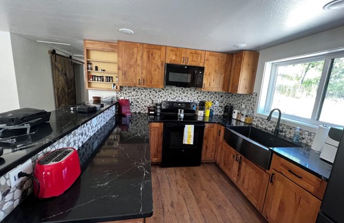 Union Kabine | Charming 2-bedroom cabin, AC, heater, wood stove, WIFI, hot tub, deck, river.