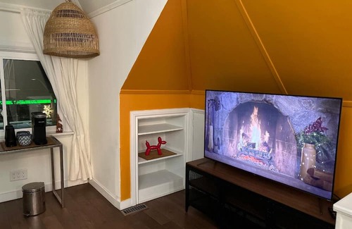 Hamilton Haus | Charming 1-bedroom house in Hamilton with WiFi and AC
