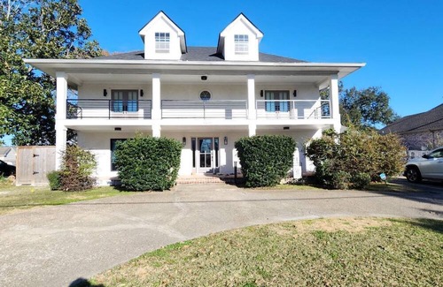 Metairie Haus | SPACIOUS 4-bedroom house in charming Metairie with AC, WiFi, Pool, Patio