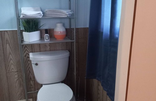 Waukegan Wohnung | Enjoyable 1-bedroom apartment in Historical Waukegan. IL with Wi-Fi.