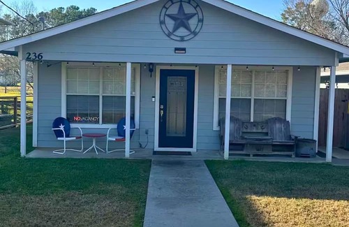 West Livingston Hütte | Serene Lakefront Getaway | Boathouse | Kayaks | Gazebo with Swings