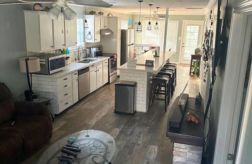 West Livingston Hütte | Serene Lakefront Getaway | Boathouse | Kayaks | Gazebo with Swings