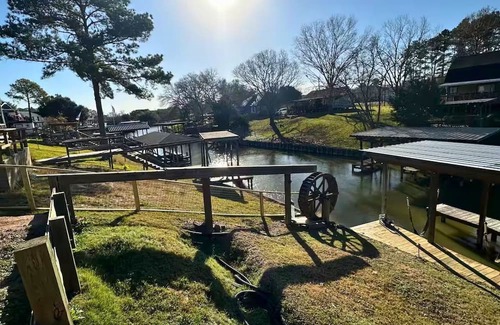 West Livingston Hütte | Serene Lakefront Getaway | Boathouse | Kayaks | Gazebo with Swings