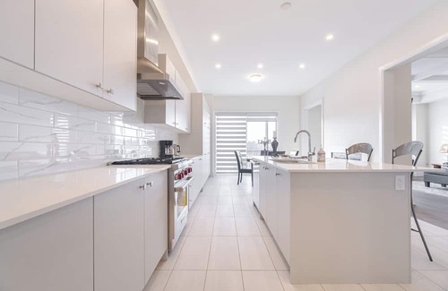 Vaughan Haus | Charming 5BR Escape: Unwind in Cozy Vaughan House