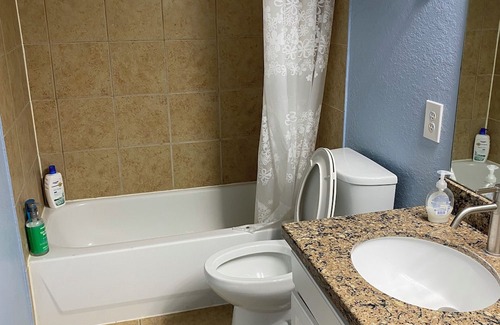 Houston Haus | Pet friendly lovely house room 3 shared bathroom